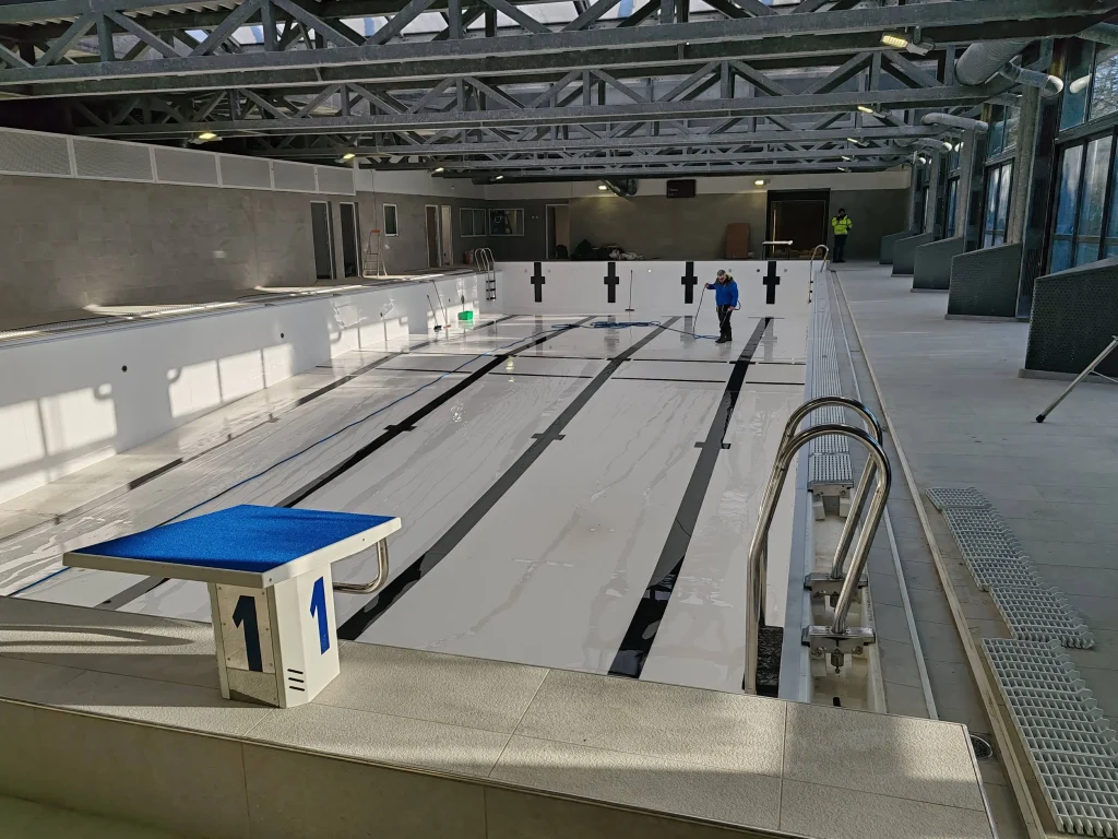 Nettoyage de piscine municipale par Helmand autour de Toulouse